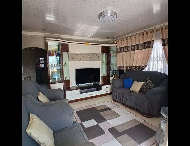 4 BEDROOM HOUSE FOR SALE IN UMLAZI Y